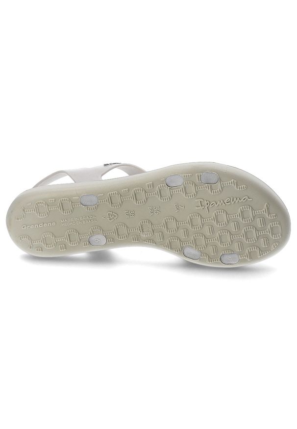 Srebrne Sandały Ipanema Wsuwane Obuwie Damskie. Okazja: na co dzień, na plażę, na spacer. Zapięcie: bez zapięcia. Kolor: srebrny. Materiał: materiał. Wzór: paski. Sezon: lato. Styl: casual, elegancki