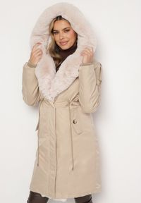 Born2be - Jasnobeżowa Kurtka Parka z Kapturem Futrzaną Wyściółką i Ściągaczem w Talii Semarien. Okazja: na co dzień. Typ kołnierza: kaptur. Kolor: beżowy. Materiał: futro. Długość rękawa: długi rękaw. Długość: długie. Styl: casual, klasyczny #3