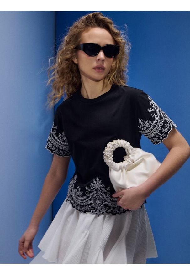 Sinsay - Bawełniana koszulka z haftowanym wzorem - czarny. Kolor: czarny. Materiał: bawełna. Wzór: haft