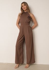 Born2be - Brązowy Kombinezon Elegancki z Broszką Różą 3D i Dekoltem Halter Thaelima. Kolor: brązowy. Wzór: aplikacja. Styl: elegancki #1