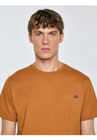 Big-Star - Koszulka męska z kieszonką brązowa Carbon 802. Okazja: na co dzień. Kolor: brązowy. Materiał: bawełna, jeans, dzianina. Wzór: aplikacja. Styl: klasyczny, casual