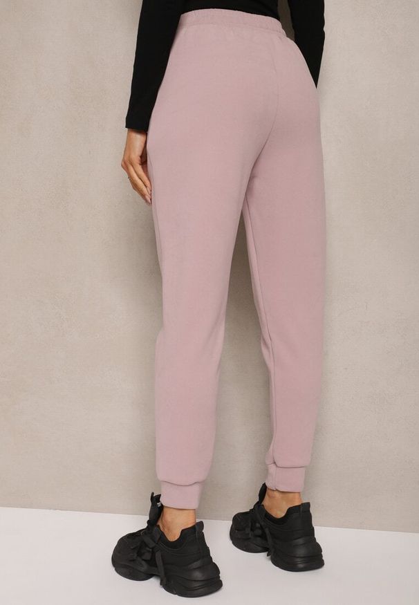 Renee - Jasnofioletowe Spodnie Dresowe Ocieplone z Bawełny High Waist Ozdobione Aplikacją Rianila. Okazja: na co dzień. Stan: podwyższony. Kolor: fioletowy. Materiał: dresówka, bawełna. Długość: do kostek. Wzór: aplikacja. Styl: casual