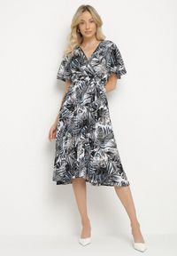 Born2be - Czarna Kopertowa Sukienka z Bawełną o Rozkloszowanym Kroju z Paskiem Aulinea. Okazja: na co dzień, na spacer. Typ kołnierza: dekolt kopertowy, dekolt w kształcie V. Kolor: czarny. Materiał: bawełna. Typ sukienki: kopertowe. Styl: casual, elegancki #1