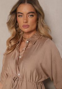Renee - Ciemnobeżowa Wiskozowa Sukienka o Koszulowym Kroju z Wiązaniem w Talii Nanovias. Okazja: na co dzień, do pracy. Typ kołnierza: kołnierzyk klasyczny. Kolor: beżowy. Materiał: wiskoza. Długość rękawa: krótki rękaw. Typ sukienki: koszulowe. Styl: klasyczny, elegancki, casual #5