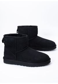 Ugg - UGG W Classic Mini II Buty zimowe damskie. Okazja: na plażę. Kolor: czarny. Materiał: materiał. Sezon: zima. Styl: młodzieżowy