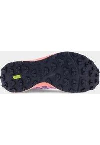 Buty trailowe damskie Inov-8 TrailTalon Max. Kolor: pomarańczowy, wielokolorowy, fioletowy, różowy. Sport: bieganie #2
