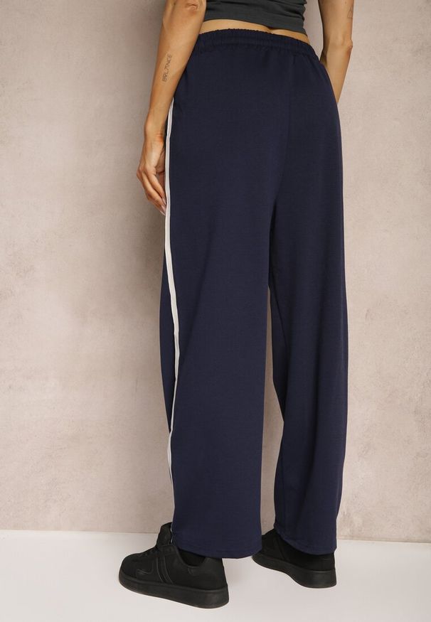 Renee - Granatowe Spodnie z Wiskozą High Waist o Szerokim Kroju Ozdobione Lamówką Lulora. Stan: podwyższony. Kolor: niebieski. Materiał: wiskoza. Długość: długie. Wzór: aplikacja