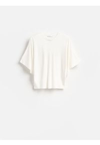 Reserved - T-shirt z modalem - złamana biel. Materiał: dzianina