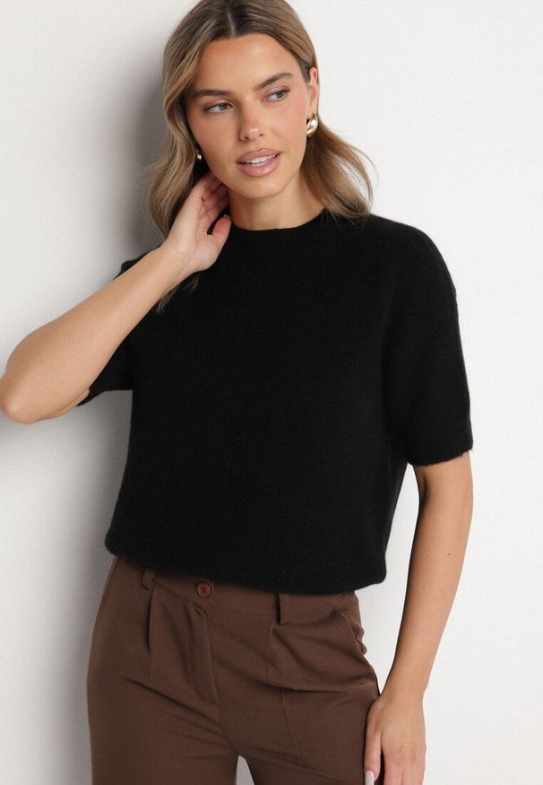 Born2be - Czarny Sweter z Wełną z Krótkim Rękawem Dannoria. Okazja: na co dzień. Kolor: czarny. Materiał: wełna. Długość rękawa: krótki rękaw. Długość: krótkie. Styl: casual, elegancki