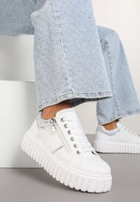 Born2be - Białe Sneakersy na Grubej Podeszwie Ozdobione Suwakiem Elearice. Okazja: na co dzień. Kolor: biały. Materiał: jeans. Wzór: aplikacja