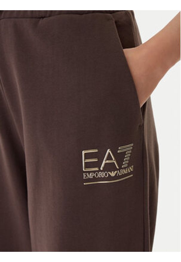 EA7 Emporio Armani Spodnie dresowe 7W000418 AF12473 U6063 Brązowy Regular Fit. Kolor: brązowy. Materiał: bawełna