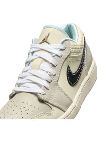 Nike Jordan 1 Sneakersy damskie. Okazja: na co dzień. Kolor: beżowy. Materiał: jeans, materiał, skóra. Szerokość cholewki: normalna. Model: Nike Air Jordan. Sport: turystyka piesza #7