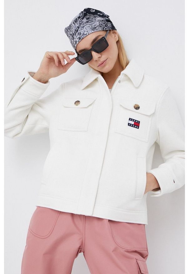 Tommy Jeans Kurtka damska kolor biały przejściowa. Okazja: na co dzień. Kolor: biały. Materiał: poliester, tkanina. Wzór: gładki. Styl: casual