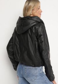 Born2be - Czarna Kurtka Wiatrówka z Kapturem i Gumką w Pasie Avelloti. Okazja: do pracy, na co dzień, na spotkanie biznesowe. Typ kołnierza: kaptur. Kolor: czarny. Materiał: jeans. Długość rękawa: długi rękaw. Długość: długie. Styl: casual, elegancki, biznesowy #6