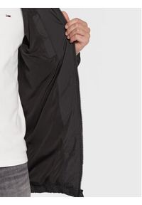 Tommy Jeans Kurtka puchowa Essential DM0DM15117 Czarny Regular Fit. Kolor: czarny. Materiał: syntetyk