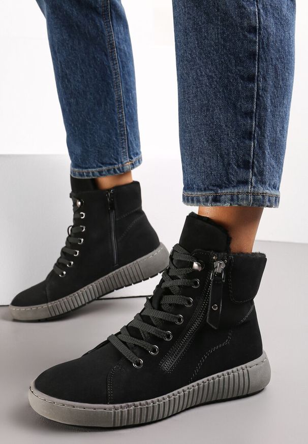Renee - Czarne Traperki Sportowe ze Sznurowaniem i Ociepleniem Persetina. Kolor: czarny. Materiał: jeans, skóra, futro. Obcas: na obcasie. Styl: sportowy. Wysokość obcasa: niski