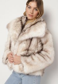 Born2be - Beżowo-Biała Kurtka Typu Futerko z Szerokim Kołnierzem Tulivira. Okazja: na co dzień, na randkę. Kolor: beżowy. Materiał: futro. Styl: casual #4