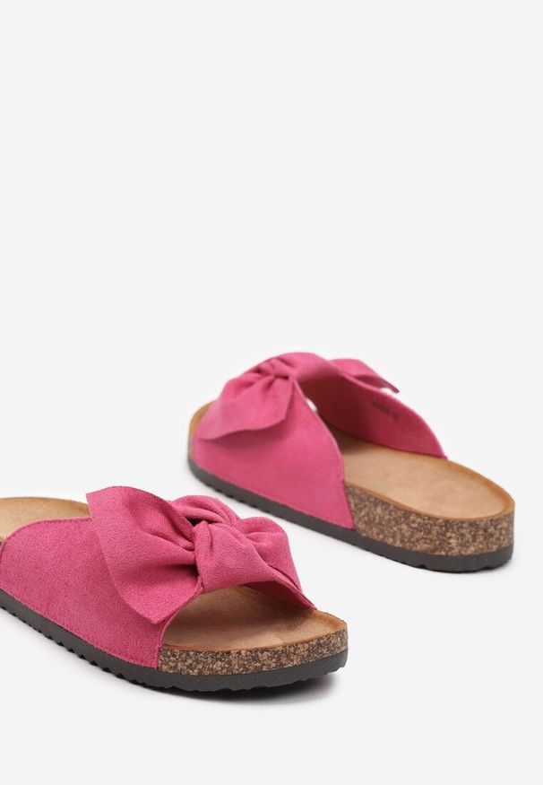 Born2be - Fuksjowe Klapki na Korkowej Podeszwie z Kokardką z Imitacji Zamszu Giatalia. Kolor: różowy. Materiał: zamsz. Sezon: lato. Styl: elegancki