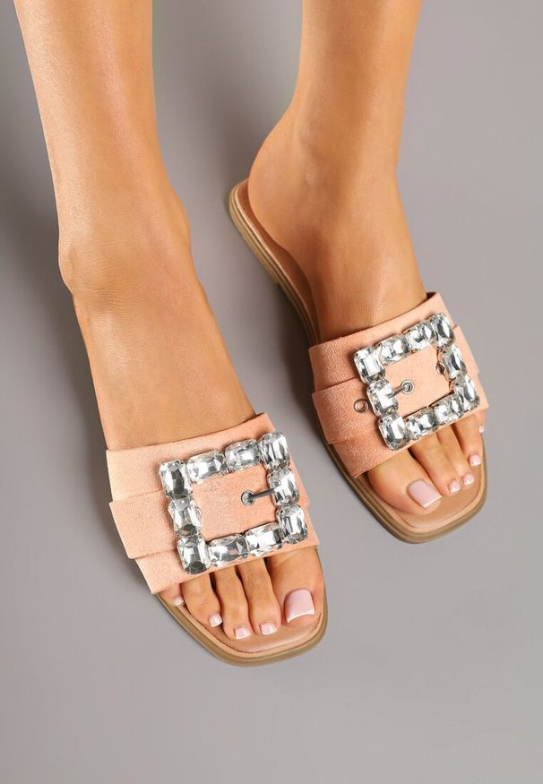 Renee - Pomarańczowe Klapki z Metaliczną Ozdobą Amoella. Okazja: na co dzień. Kolor: pomarańczowy. Materiał: jeans. Wzór: aplikacja. Styl: casual, elegancki