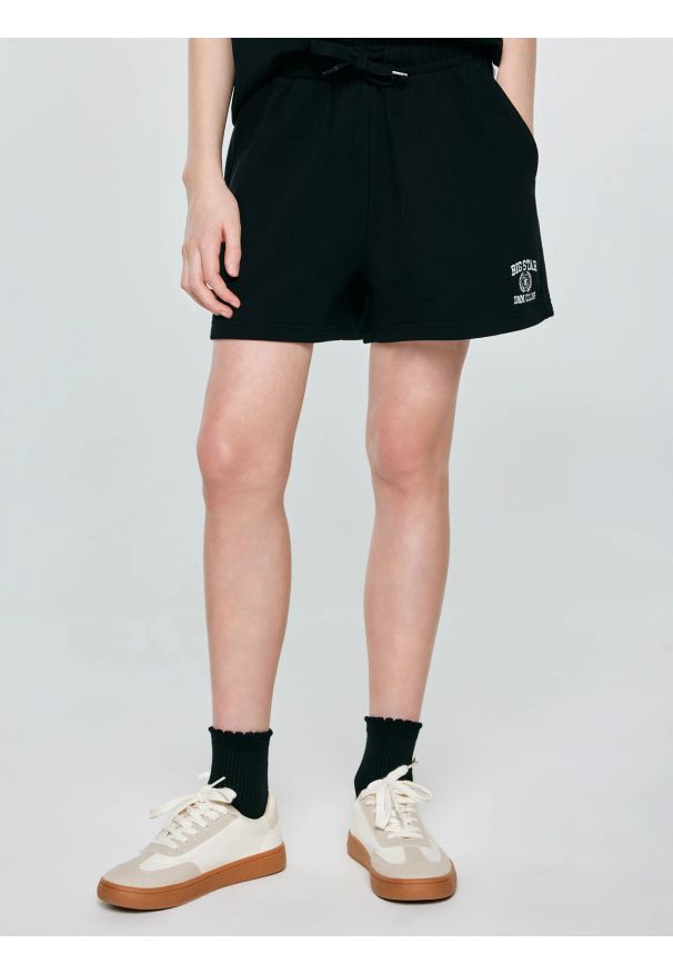 Big-Star - Szorty dziewczęce dresowe z haftem czarne Amaja 906. Okazja: na co dzień. Kolor: czarny. Materiał: dresówka. Wzór: haft. Styl: casual, elegancki, sportowy