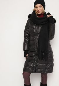 Born2be - Czarna Pikowana Kurtka o Długim Kroju z Odpinanym Kapturem z Futerkiem i Paskiem oleti. Okazja: na spacer, na co dzień. Kolor: czarny. Materiał: futro. Długość: długie. Sezon: zima. Styl: casual, elegancki, klasyczny #5
