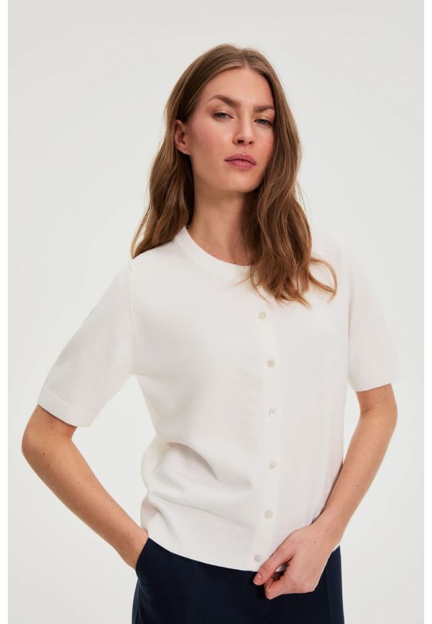 MOODO - Sweter z krótkimi rękawami biały. Kolor: biały. Materiał: poliester, poliamid, wiskoza. Długość rękawa: krótki rękaw. Długość: krótkie