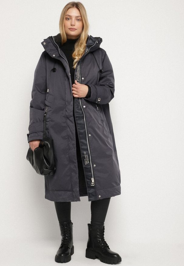 Born2be - Granatowa Kurtka z Kapturem o Wydłużonym Fasonie z Kieszeniami na Suwak Loreldra. Typ kołnierza: kaptur. Kolor: niebieski