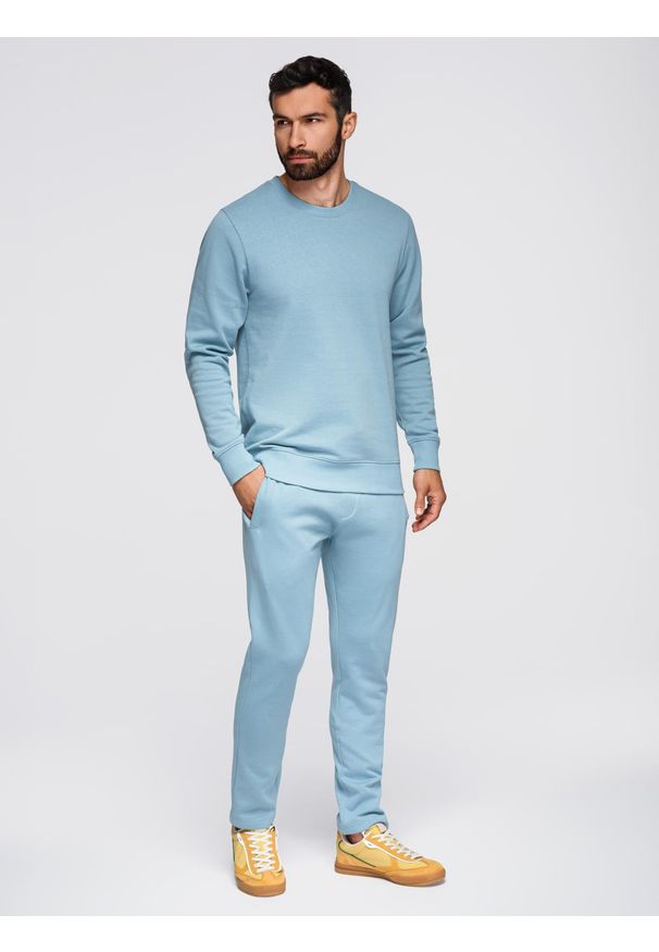 Ombre Clothing - Komplet dresowy męski set bluza z okrągłym dekoltem + spodnie regular fit - jasnoniebieski V7 - Rozmiar: XXL. Okazja: na co dzień, na spacer. Typ kołnierza: polo. Kolor: niebieski. Materiał: dresówka. Wzór: aplikacja. Styl: casual, klasyczny, sportowy