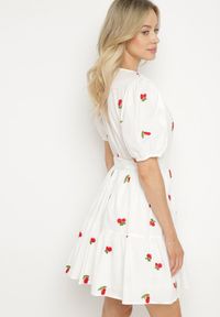 Born2be - Biała Sukienka Bawełniana z Gumką w Pasie w Wisienki Alova. Okazja: na co dzień. Kolor: biały. Materiał: bawełna. Długość rękawa: krótki rękaw. Typ sukienki: kopertowe. Styl: casual #6