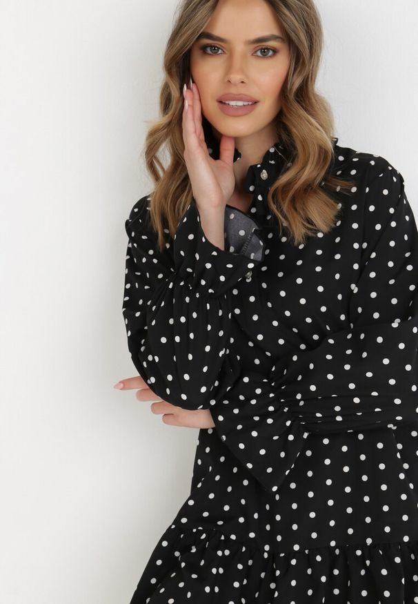 Born2be - Czarna Sukienka Nikathe. Typ kołnierza: kołnierzyk stójkowy. Kolor: czarny. Materiał: tkanina. Wzór: aplikacja, grochy. Długość: mini