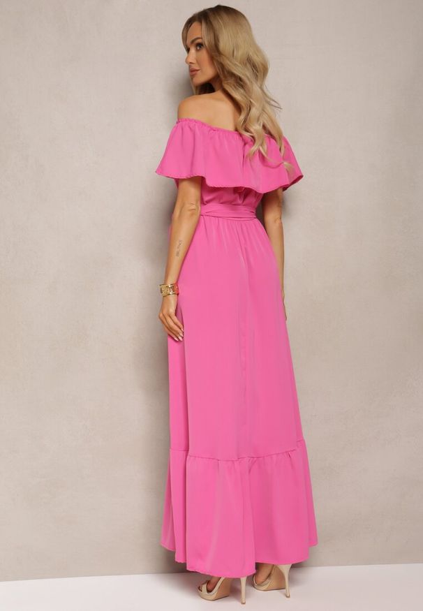 Renee - Różowa Hiszapanka Sukienka o Rozkloszowanym Fasonie z Falbanką Naviara. Okazja: na co dzień. Typ kołnierza: typu carmen. Kolor: różowy. Długość rękawa: krótki rękaw. Typ sukienki: rozkloszowane, proste. Styl: casual