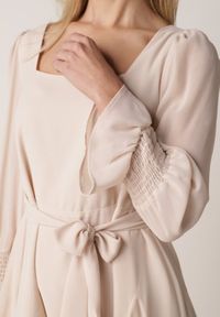 Born2be - Beżowa Sukienka Vices z Siateczkowymi Rękawami i Wiązanym Paskiem Resnala. Okazja: na co dzień. Typ kołnierza: dekolt kwadratowy. Kolor: beżowy. Materiał: materiał. Typ sukienki: rozkloszowane. Styl: casual, elegancki #2