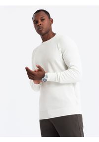 Ombre Clothing - Sweter męski raglan z prążkowanymi rękawami – biały V1 OM-SWSW-0144 - XXL. Okazja: na co dzień. Kolor: biały. Materiał: prążkowany. Długość rękawa: raglanowy rękaw. Wzór: aplikacja, ze splotem, prążki, jednolity. Styl: casual