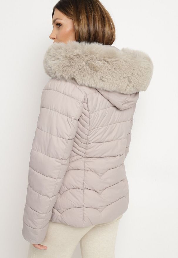 Born2be - Jasnoszara Pikowana Kurtka z Odpinanym Kapturem i Futrzaną Podszewką Reandira. Okazja: na co dzień, na spacer. Kolor: szary. Materiał: futro. Styl: elegancki, casual