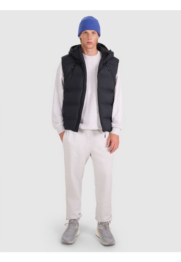 4f - 4F Bezrękawnik puchowy z wypełnieniem syntetycznym męski - czarny S. Okazja: na co dzień. Typ kołnierza: kaptur. Kolor: czarny. Materiał: syntetyk, puch. Długość rękawa: bez rękawów. Długość: długie. Styl: klasyczny, casual, sportowy