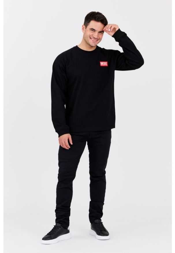 Diesel - DIESEL Czarny longsleeve męski T-BOXT-LS-LAB z naszywką, Rozmiar L. Okazja: na co dzień. Kolor: czarny. Materiał: bawełna, elastan. Długość rękawa: długi rękaw. Wzór: aplikacja. Styl: wakacyjny