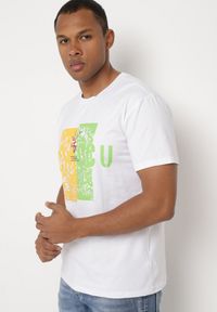 Born2be - Biała Bawełniana Koszulka T-Shirt z Krótkim Rękawem i Ozdobnym Nadrukiem Branessa. Okazja: na co dzień. Kolor: biały. Materiał: bawełna. Długość rękawa: krótki rękaw. Długość: krótkie. Wzór: nadruk. Styl: casual