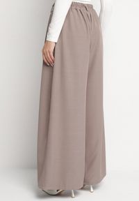 Born2be - Jasnobrązowe Spodnie o Fasonie Palazzo z Wsuwanymi Kieszeniami Adivena. Okazja: na co dzień. Stan: podwyższony. Kolor: brązowy. Materiał: jedwab. Długość: długie. Styl: elegancki, casual #2