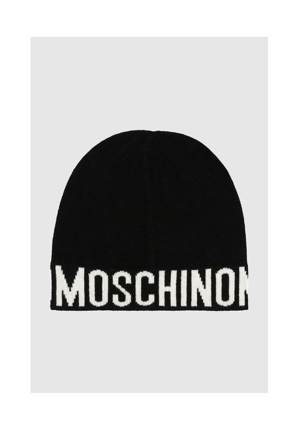 MOSCHINO Czarna czapka damska z białym logo. Kolor: czarny. Wzór: aplikacja