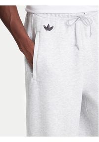 Adidas - adidas Spodnie dresowe Neuclassics JW5443 Szary Loose Fit. Kolor: szary. Materiał: syntetyk, bawełna #5