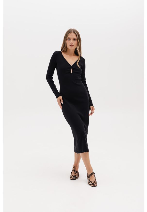 SUKIENKA GWEN CZARNA XS - Flawless. Okazja: na co dzień, do pracy, na spotkanie biznesowe. Typ kołnierza: dekolt w kształcie V. Kolor: czarny. Materiał: bawełna, dzianina, elastan. Typ sukienki: dopasowane. Styl: biznesowy, casual, rockowy, elegancki, wizytowy, klasyczny. Długość: midi