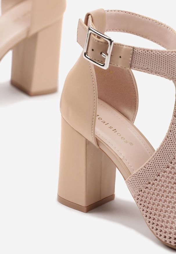 Renee - Ciemnobeżowe Ażurowe Sandały na Słupkowym Obcasie z Paskiem ze Sprzączką Worritia. Okazja: na co dzień. Zapięcie: pasek. Kolor: beżowy. Materiał: jeans. Wzór: ażurowy. Obcas: na obcasie. Styl: elegancki, casual. Wysokość obcasa: średni