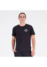 Koszulka męska New Balance MT31909BK – czarna. Kolor: czarny. Materiał: bawełna, poliester, materiał. Wzór: napisy