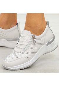 Białe skórzane półbuty damskie Jezzi 4634. Okazja: na spacer, na co dzień. Zapięcie: sznurówki. Kolor: biały. Materiał: skóra. Sezon: wiosna, jesień, lato. Styl: casual, elegancki, klasyczny #1