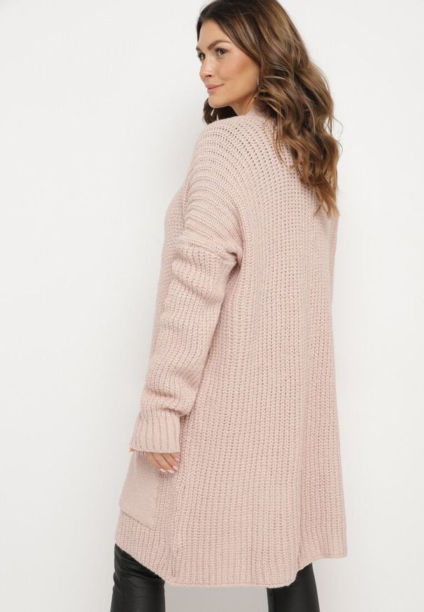 Born2be - Jasnoróżowy Niezapinany Kardigan z Kieszeniami i Obniżoną Linią Ramion Vialaine. Okazja: na co dzień. Kolor: różowy. Materiał: bawełna. Długość rękawa: długi rękaw. Długość: długie. Wzór: aplikacja. Styl: casual