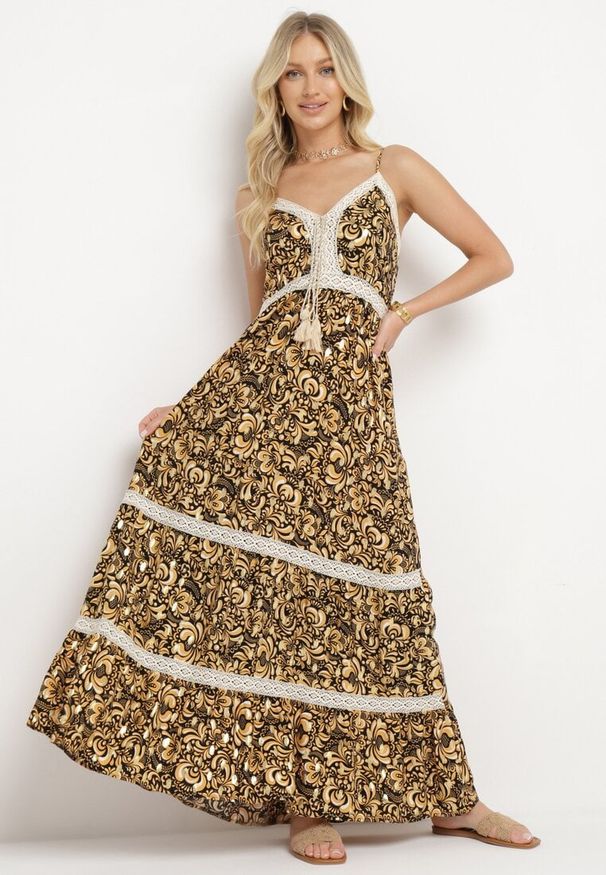 Born2be - Czarno-Żółta Rozkloszowana Sukienka z Bawełny na Cienkich Ramiączkach z Gumką w Pasie i Haftem Xuretta. Okazja: na spacer, na imprezę. Typ kołnierza: dekolt w kształcie V. Kolor: czarny. Materiał: bawełna. Długość rękawa: na ramiączkach. Wzór: haft. Sezon: lato. Styl: boho