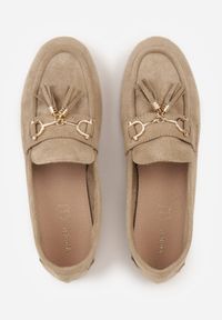 Born2be - Beżowe Mokasyny VICES z Modnymi Chwostami z Imitacji Zamszu z Wkładką z Naturalnej Skóry Calirea. Okazja: na co dzień, do pracy. Kolor: beżowy. Materiał: skóra, zamsz. Wzór: aplikacja. Styl: casual, klasyczny, elegancki #5