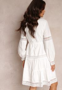 Renee - Biała Rozkloszowana Sukienka Mini z Ozdobnym Dekoltem z Koronką Eudovana. Kolor: biały. Materiał: koronka. Wzór: koronka. Sezon: lato, wiosna. Długość: mini