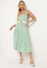 Born2be - Zielona Wiskozowa Sukienka z Cienkimi Ramiączkami Ozdobiona Guzikami i Falbanką Vikini. Typ kołnierza: dekolt w kształcie V. Kolor: zielony. Materiał: wiskoza. Długość rękawa: na ramiączkach. Wzór: aplikacja. Styl: klasyczny #1