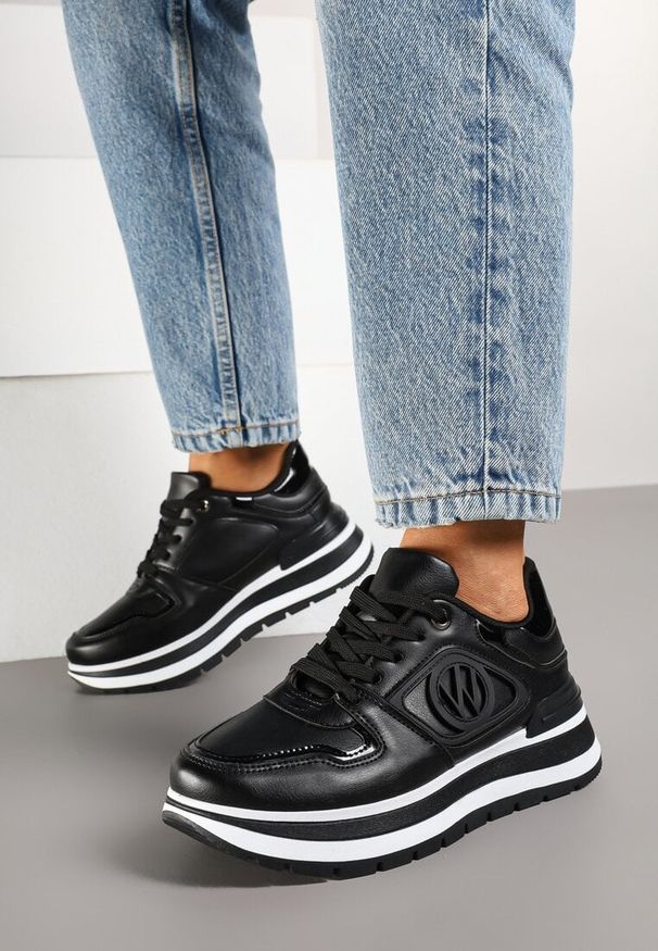 Born2be - Czarne Sneakersy na Grubej Podeszwie z Ozdobną Aplikacją Arivirae. Okazja: na co dzień. Kolor: czarny. Materiał: jeans. Wzór: aplikacja